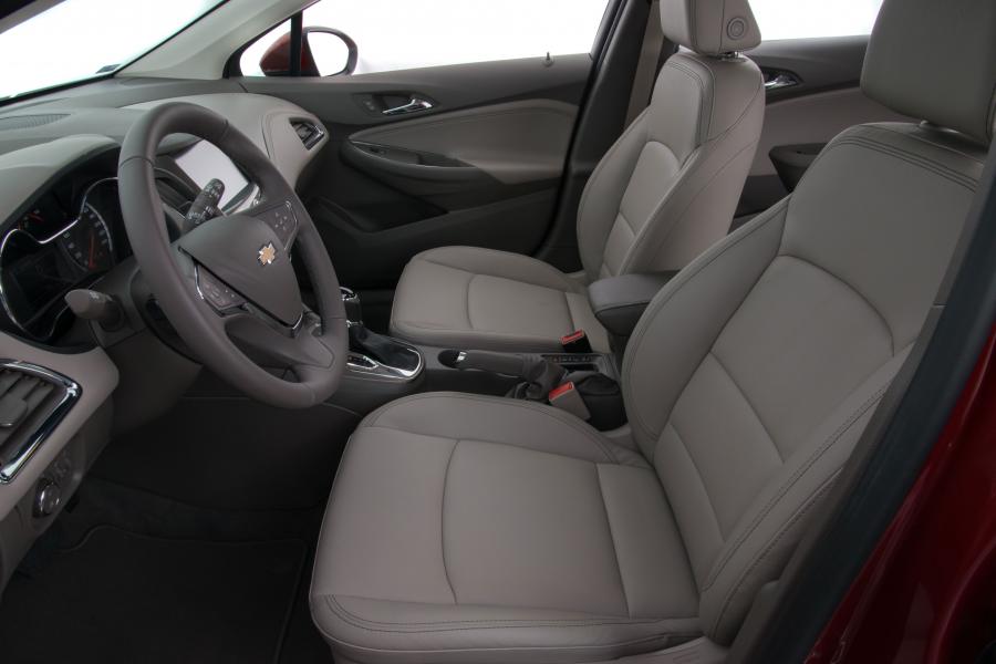 Интерьер Chevrolet Cruze Sport6 2017 года  (LA) (фото 23 из 31)